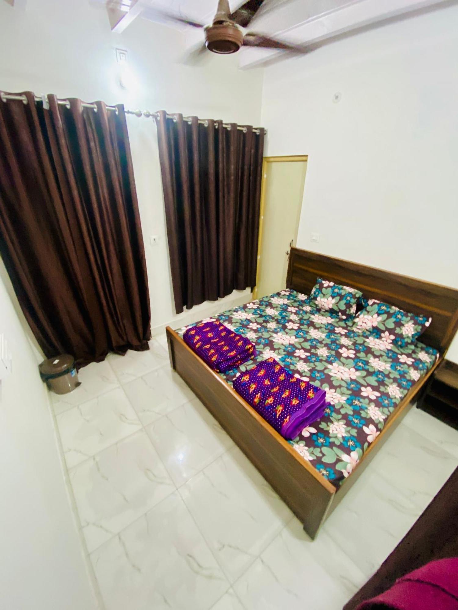 Nirupam Sadan Homestay Вріндаван Екстер'єр фото